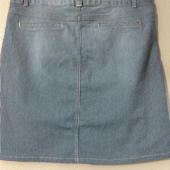 Woman’s size 12 very cute striped light denim skirt. Front and back pockets. - Picture 4 of 10